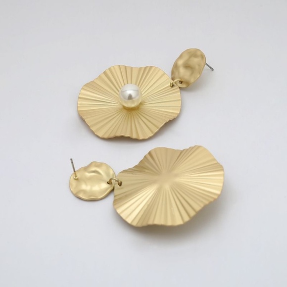 **HAISLEY* Pearl x Circle Creased Fashion Earrings - Picture 4 of 5